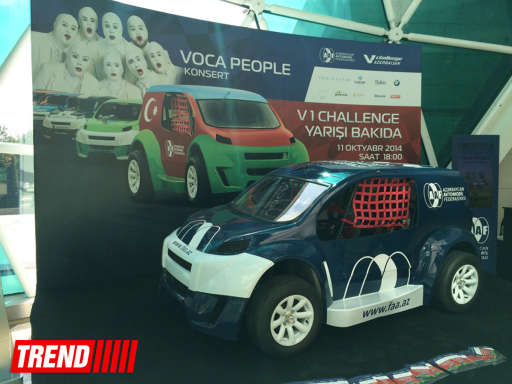 "V1 Challenge Azerbaijan" yarışında iştirak edəcək avtomobillərdən biri Park Bulvarda nümayiş etdirilir - FOTO