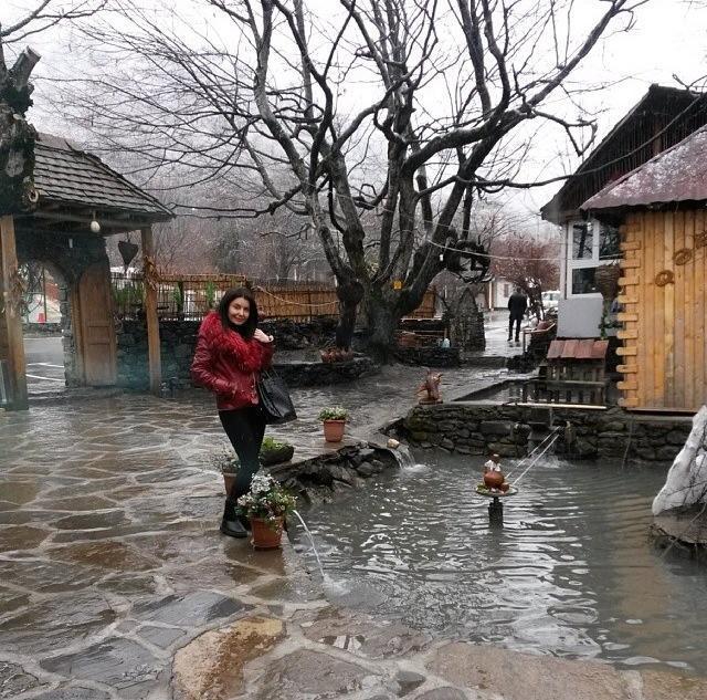 Cazibədar azərbaycanlı aparıcı belə dincəldi - FOTO