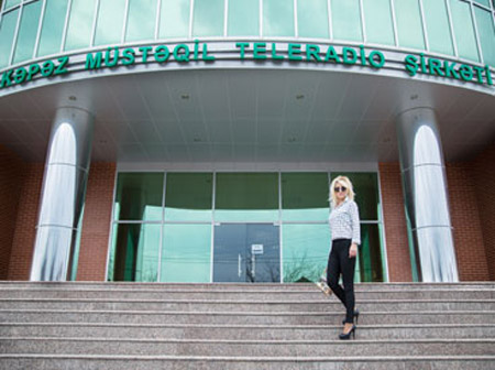 Teleaparıcı Tacirə Zeynallı: "... gözəllik, intellektual səviyyə imkan verirsə, yaşın heç bir önəmi yoxdur" - FOTO