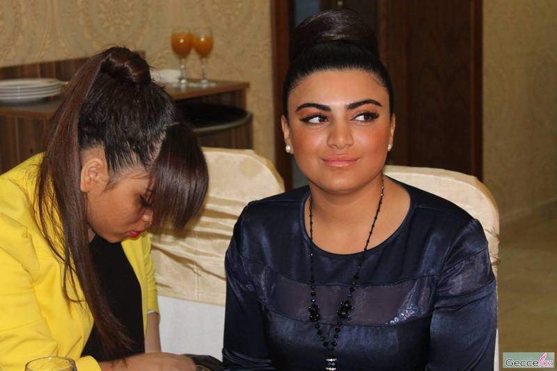 Ad günündə hönkür-hönkür ağlayan müğənniyə brilyant bağışladılar - FOTOSESSİYA