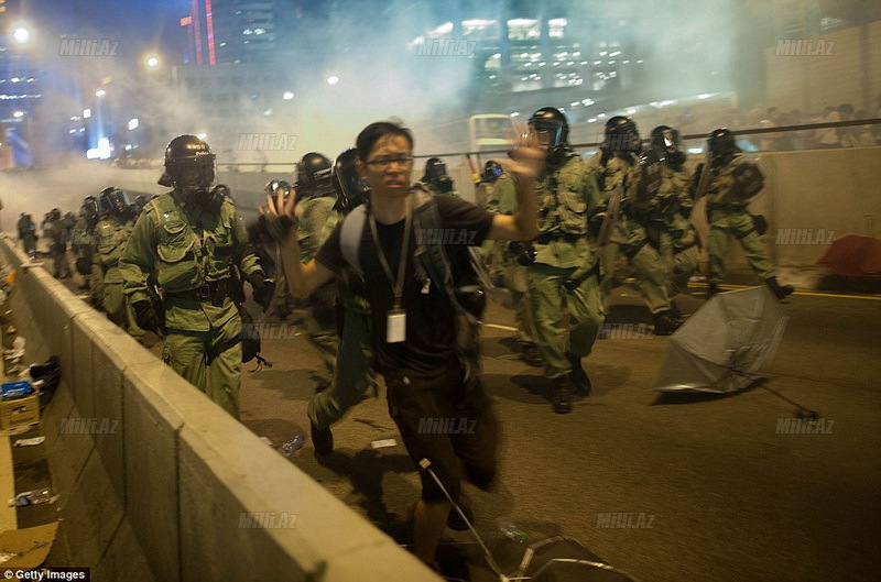 Göz yaşları, zəhərli qaz, dəyənək və polis təpikləri - FOTO
