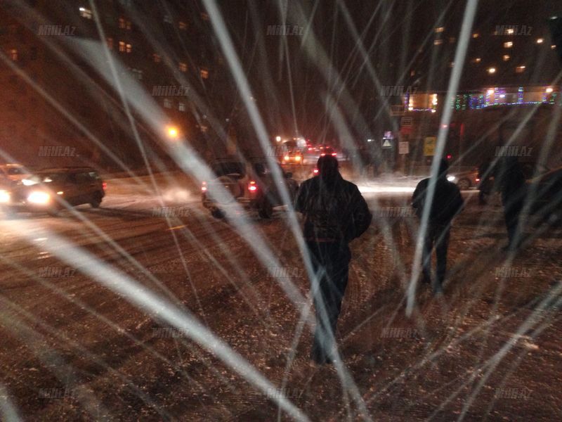 Qar bakılıları yolda qoydu - YENİLƏNİB - VİDEO - FOTOSESSİYA