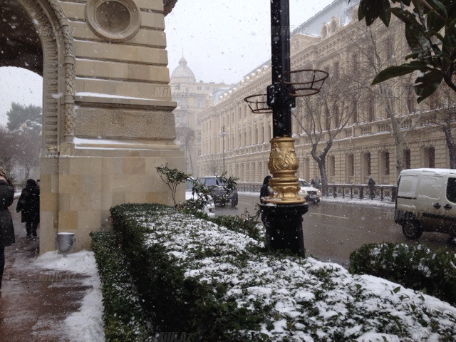 Bakı meri işə "cip"lə gəldi - FOTO