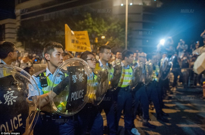 Göz yaşları, zəhərli qaz, dəyənək və polis təpikləri - FOTO