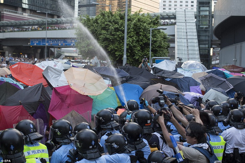 Göz yaşları, zəhərli qaz, dəyənək və polis təpikləri - FOTO