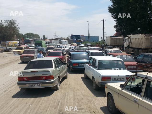 Azərbaycanda 4 km uzunluğunda tıxac yaranıb - FOTO