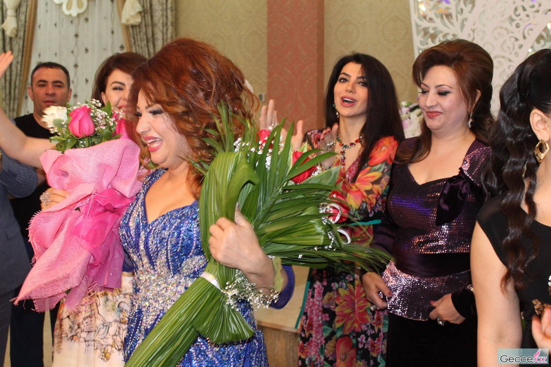 Ad günündə hönkür-hönkür ağlayan müğənniyə brilyant bağışladılar - FOTOSESSİYA