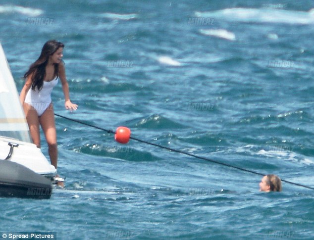 Selena Qomes lüks yaxtada - FOTOSESSİYA