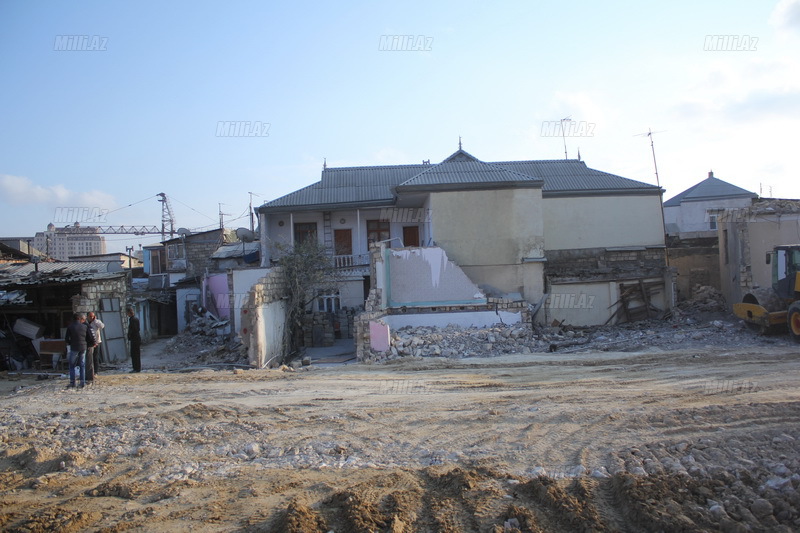 Bakıda böyük prospektin ətrafı sökülür - FOTO