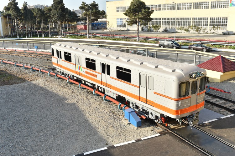 Prezident İlham Əliyev paytaxta gətirilən yeni metro qatarlarında yaradılan şəraitlə tanış oldu - FOTO