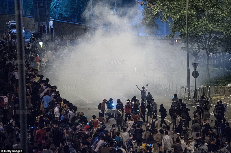 Göz yaşları, zəhərli qaz, dəyənək və polis təpikləri - FOTO