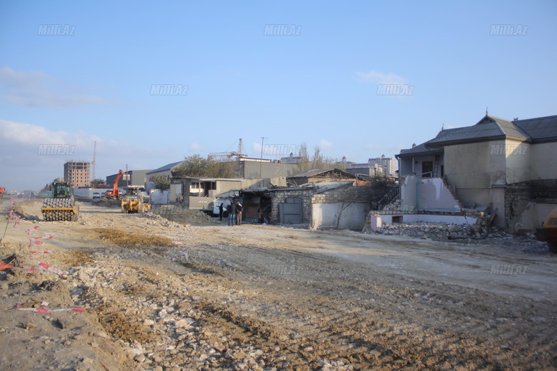 Bakıda böyük prospektin ətrafı sökülür - FOTO