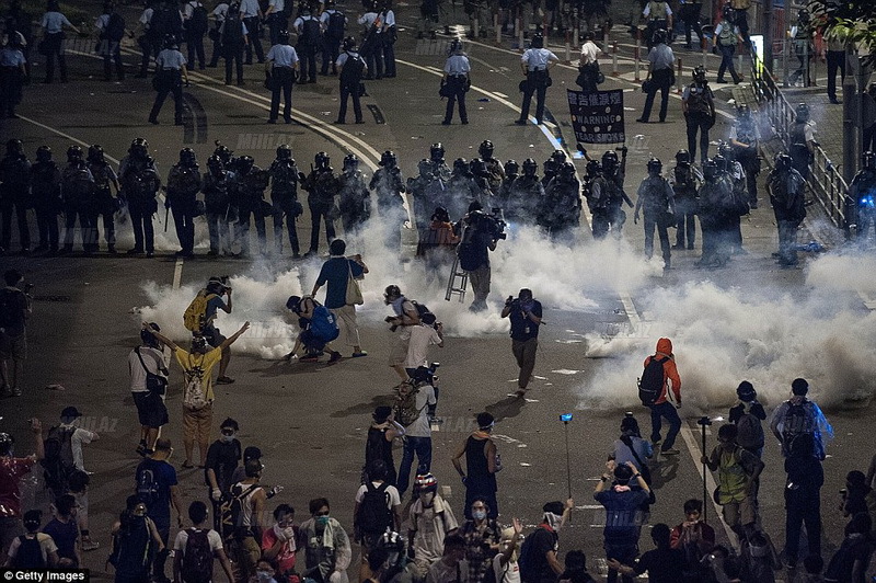 Göz yaşları, zəhərli qaz, dəyənək və polis təpikləri - FOTO