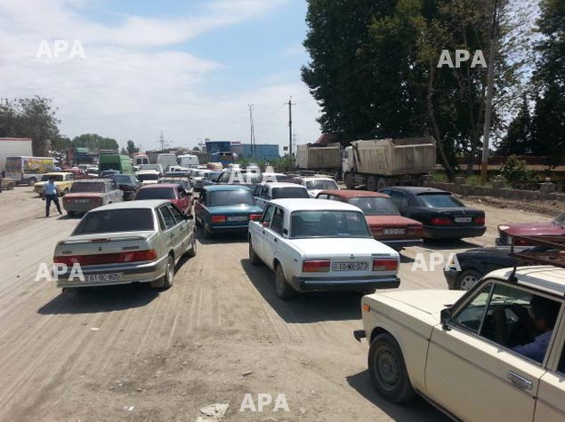 Azərbaycanda 4 km uzunluğunda tıxac yaranıb - FOTO
