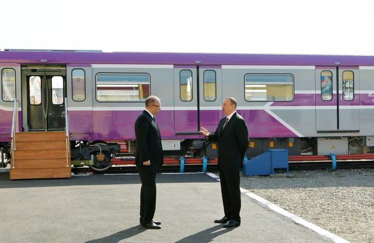 Prezident İlham Əliyev paytaxta gətirilən yeni metro qatarlarında yaradılan şəraitlə tanış oldu - FOTO