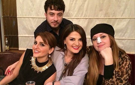 Azərbaycanlı müğənni şou əhlini mükafatlandırdı - FOTO