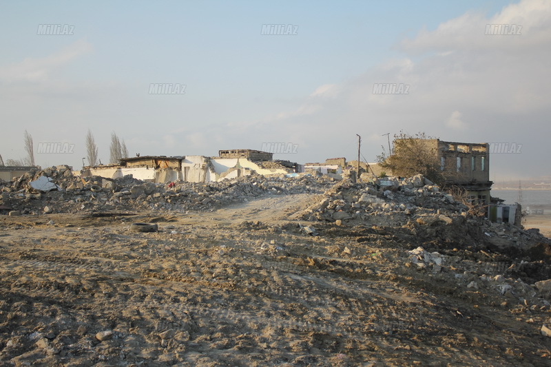 Bakıda böyük prospektin ətrafı sökülür - FOTO