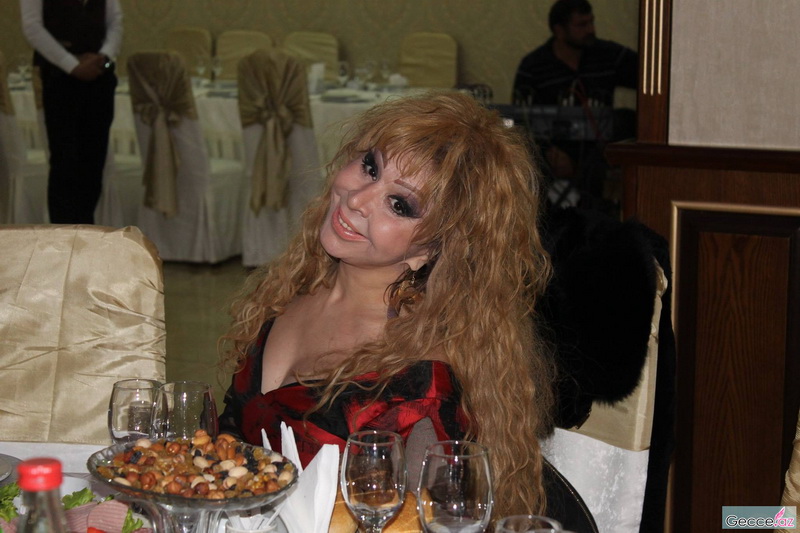 Ad günündə hönkür-hönkür ağlayan müğənniyə brilyant bağışladılar - FOTOSESSİYA