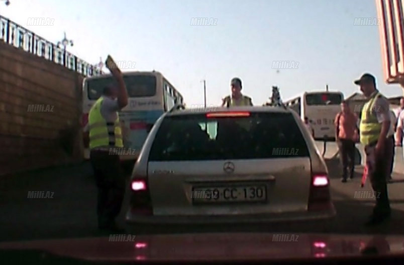 Bakıda qəzəbli yol polisi onu aldı, yerə çırpdı - VİDEO - FOTO