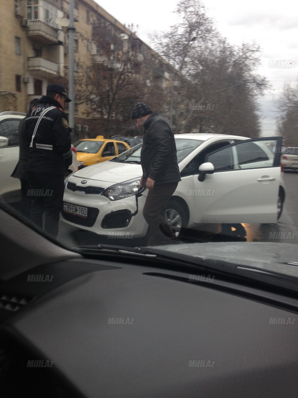 Bakıda bir məkanda iki qəza tıxac yaratdı - VİDEO - FOTO
