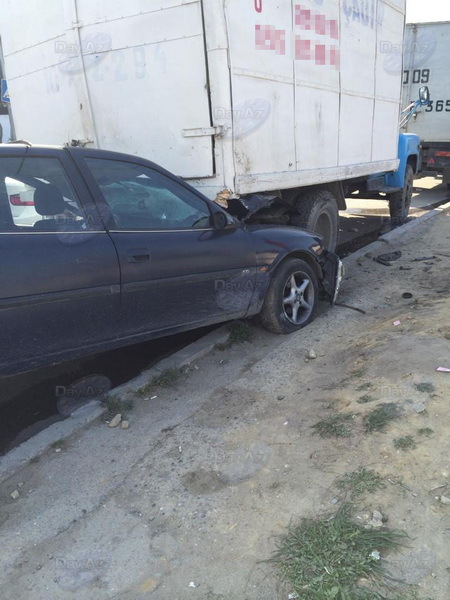 Bakıda "Opel" dəfn xidmətinin maşınına çırpıldı - FOTO