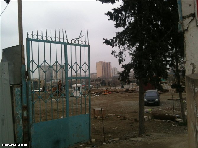 Bakıda ticarət mərkəzi sökülür - FOTO