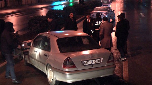 Nəqliyyat nazirliyinin işçisi jurnalistlərə hücum çəkdi - YENİLƏNİB - FOTO