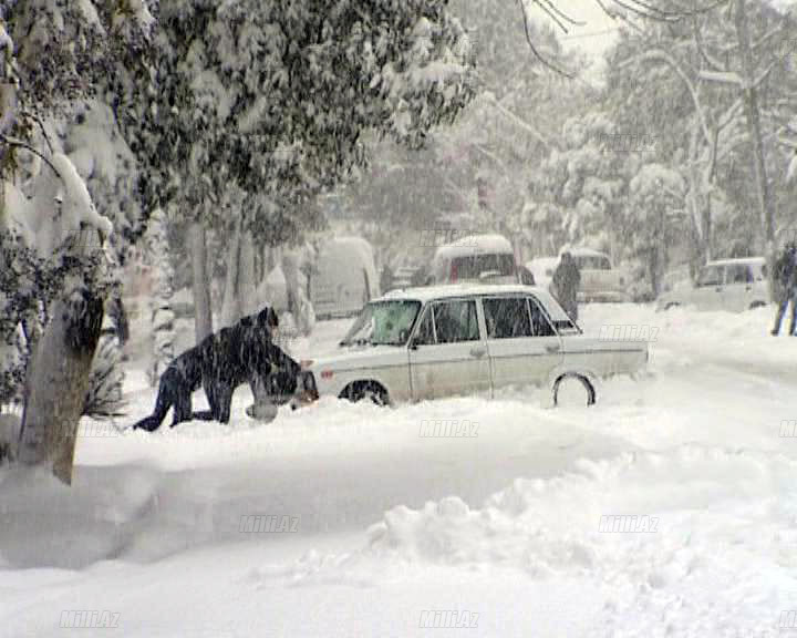 Lənkərana ilk qar yağdı, hərəkət dayandı - VİDEO - FOTO