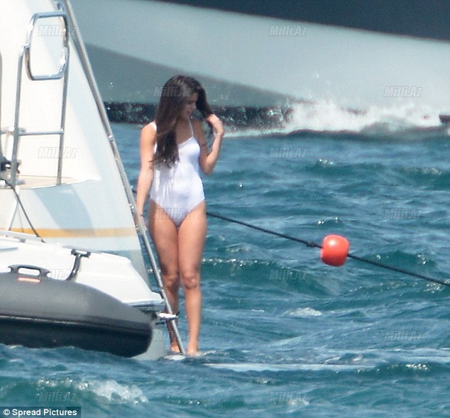 Selena Qomes lüks yaxtada - FOTOSESSİYA