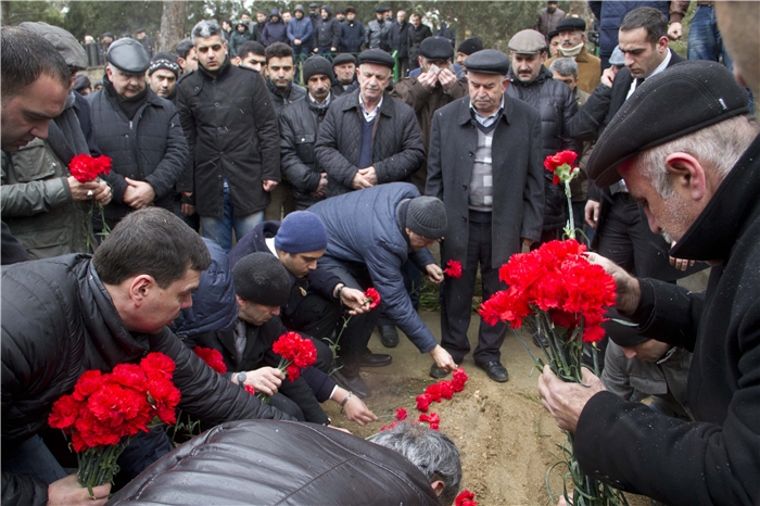 Çingiz Mustafayevin anası son mənzilə yola salındı - FOTO