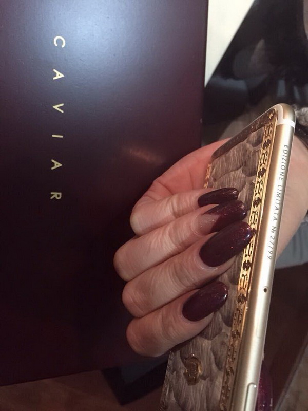 Müğənniyə qızıl telefonu kim hədiyyə etdi? - FOTO