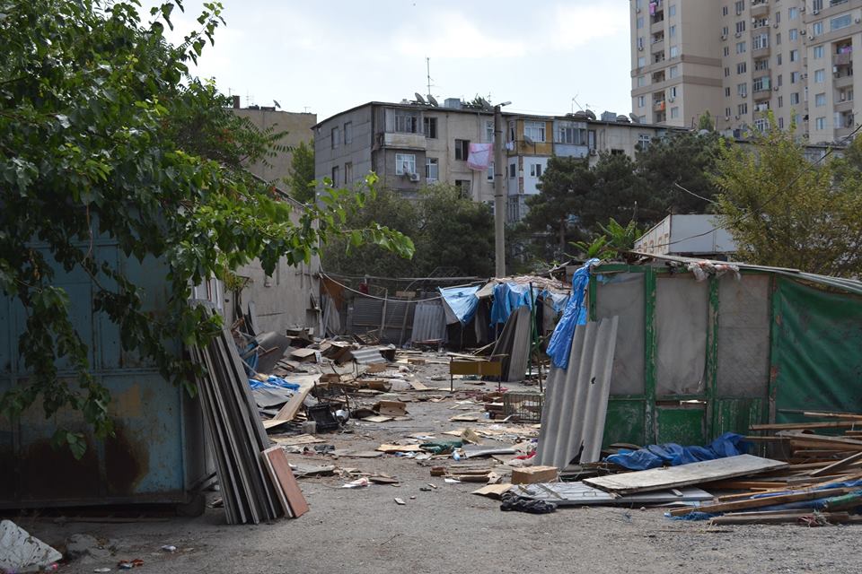 Bakıda məşhur bazar söküldü - FOTO