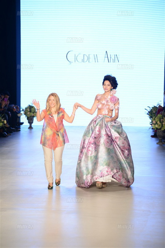 Model Günay Musayeva soyundu: "İşlərimə atam da qarışa bilməz" - FOTO