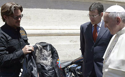 Roma papası Harli Devidson motosikletini satır - FOTO