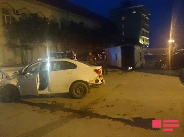 Bakıda avtobus qəzası, xəsarət alan var - FOTO