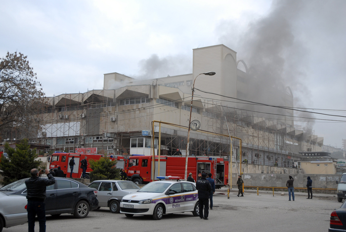 Bakıda "Moskva" univermağı yandı, xeyli qızıl əridi - YENİLƏNİB - VİDEO - FOTO