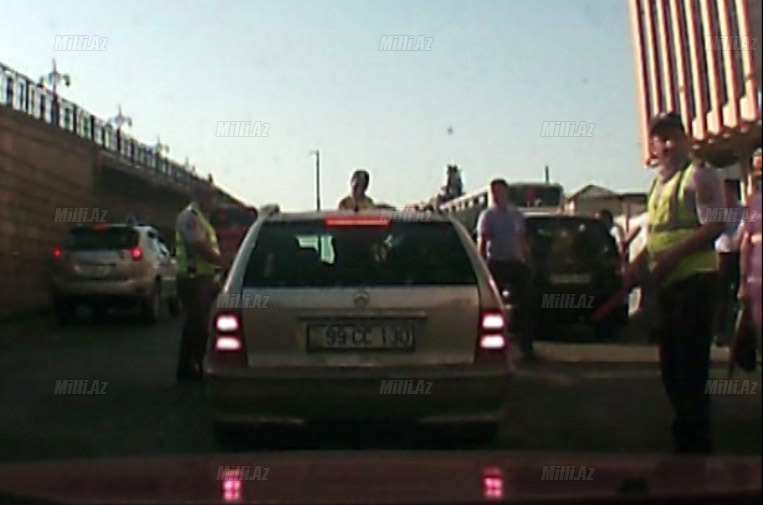 Bakıda qəzəbli yol polisi onu aldı, yerə çırpdı - VİDEO - FOTO