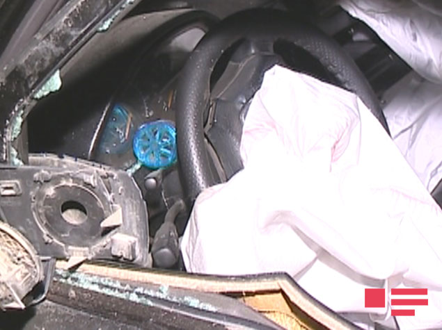 "KamAZ" "Mercedes"i əzdi, sonra evə girdi - FOTO