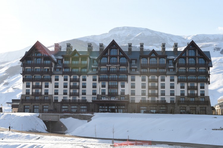 Prezident İlham Əliyev və xanımı Mehriban Əliyeva "Şahdağ" kompleksində "Park Chalet" oteli və 1 nömrəli kanat və xizək enişinin açılışında iştirak ediblər - YENİLƏNİB - FOTO
