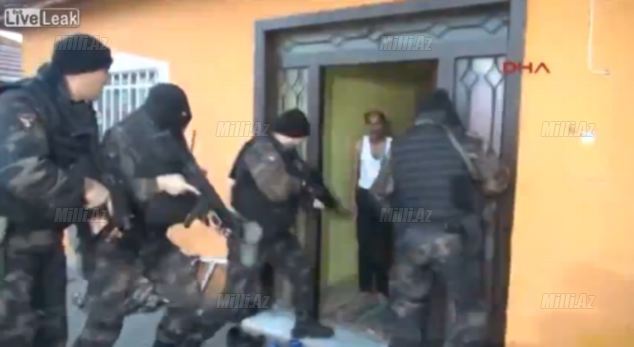 Türk polisi biabır oldu - VİDEO - FOTO