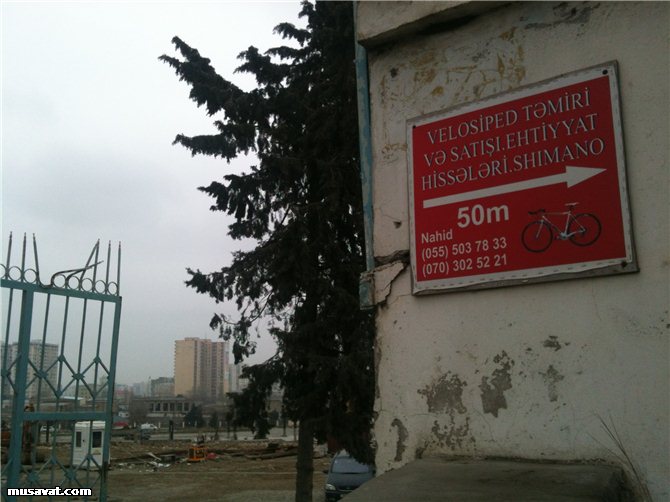 Bakıda ticarət mərkəzi sökülür - FOTO