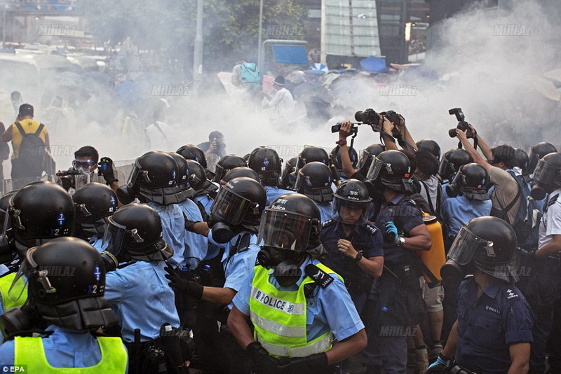 Göz yaşları, zəhərli qaz, dəyənək və polis təpikləri - FOTO