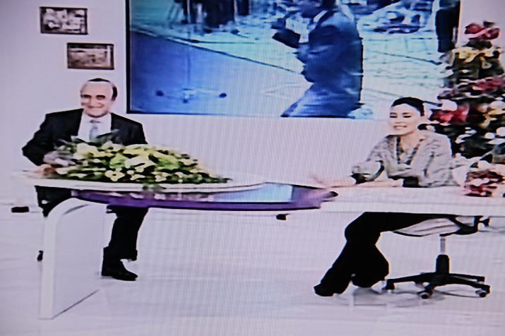 Azərbaycanlı müğənni canlı yayımda ağladı - FOTO