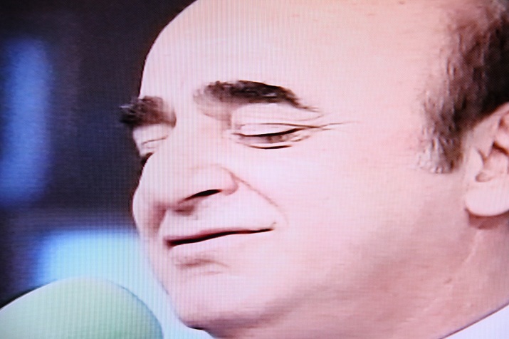 Azərbaycanlı müğənni canlı yayımda ağladı - FOTO