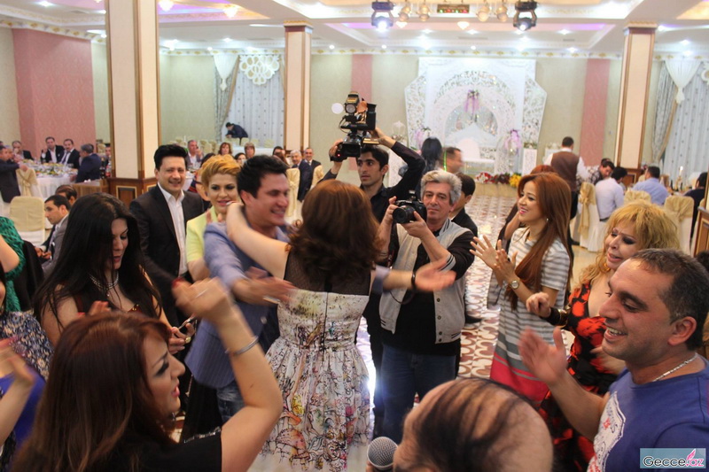 Ad günündə hönkür-hönkür ağlayan müğənniyə brilyant bağışladılar - FOTOSESSİYA