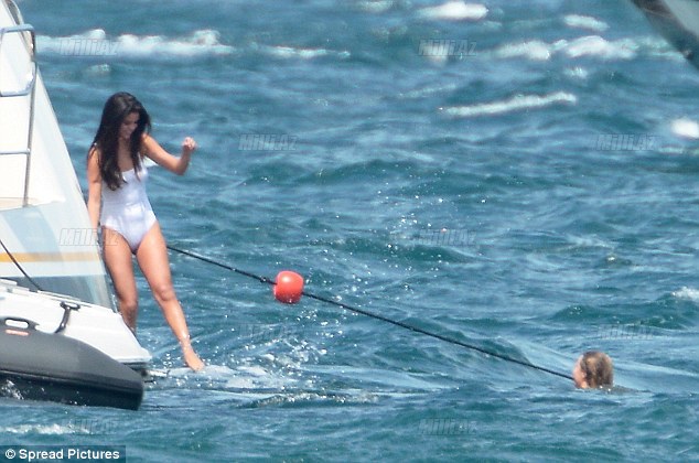 Selena Qomes lüks yaxtada - FOTOSESSİYA