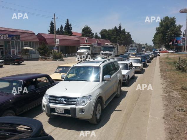 Azərbaycanda 4 km uzunluğunda tıxac yaranıb - FOTO