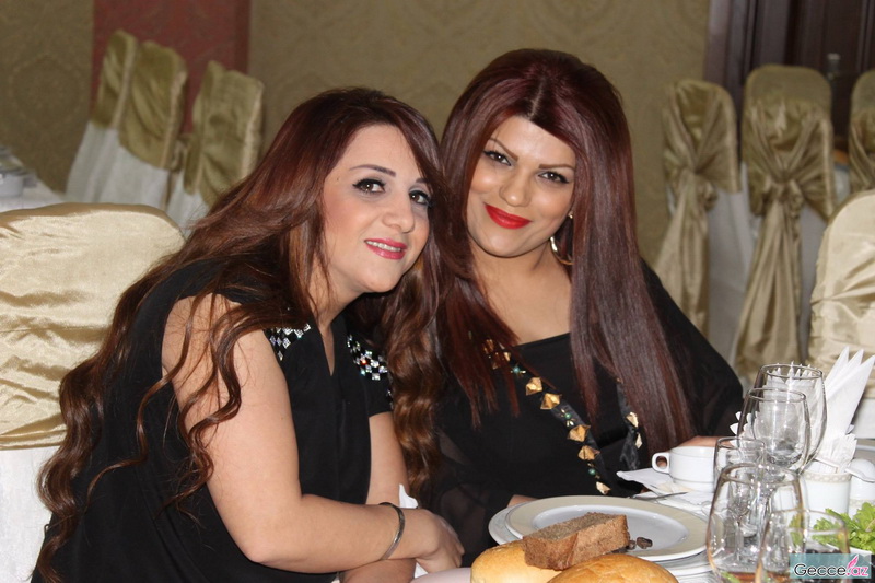 Ad günündə hönkür-hönkür ağlayan müğənniyə brilyant bağışladılar - FOTOSESSİYA