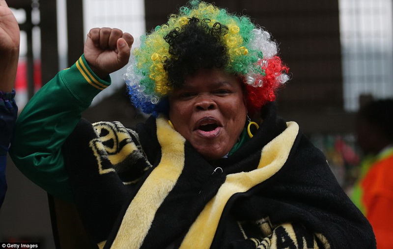 Dünya Nelson Mandela ilə vidalaşır - YENİLƏNİB - FOTO
