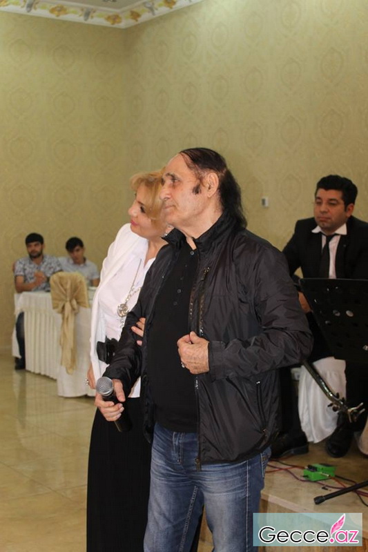 Ad günündə hönkür-hönkür ağlayan müğənniyə brilyant bağışladılar - FOTOSESSİYA